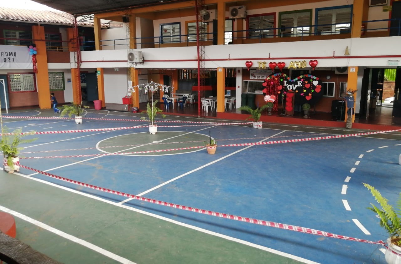 En el Colegio Técnico San Juan Bautista de la ciudad de Lambaré, las salas de clases y el polideportivo están señalizados
