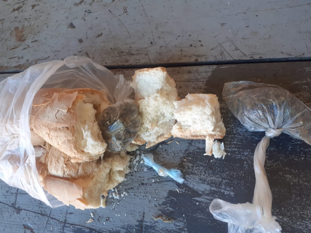 Momento en el que verifican que en el interior de los panificados, se encontraban dos bolsitas con marihuana. Foto: gentileza.