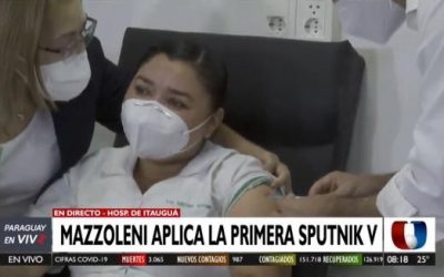 Miriam Arrúa recibe la primera dosis de la Sputnik V en el Hospital de Itauguá