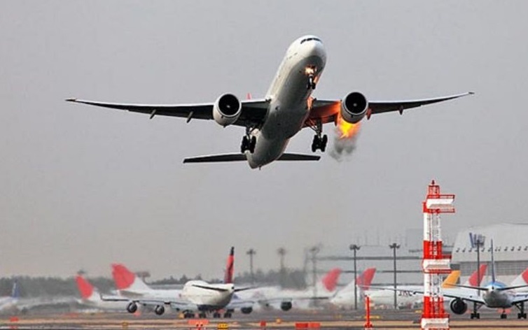 Luego de las fallas registradas en una de las alas del motor, el avión Boeing 777 solicitó ayuda a la torre de control, esperando lo peor. Foto: gentileza.