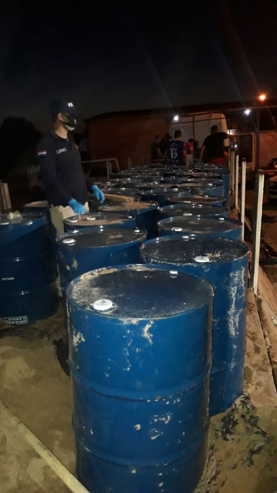 Un tracto-camión que trasportaba 10 mil litros de acetona fue incautado junto con los tambores que supuestamente llevaban solo arena lavada. Foto: gentileza.