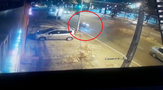 Según las imágenes del circuito cerrado, el automovilista no había respetado la luz roja. Foto: captura de pantalla.