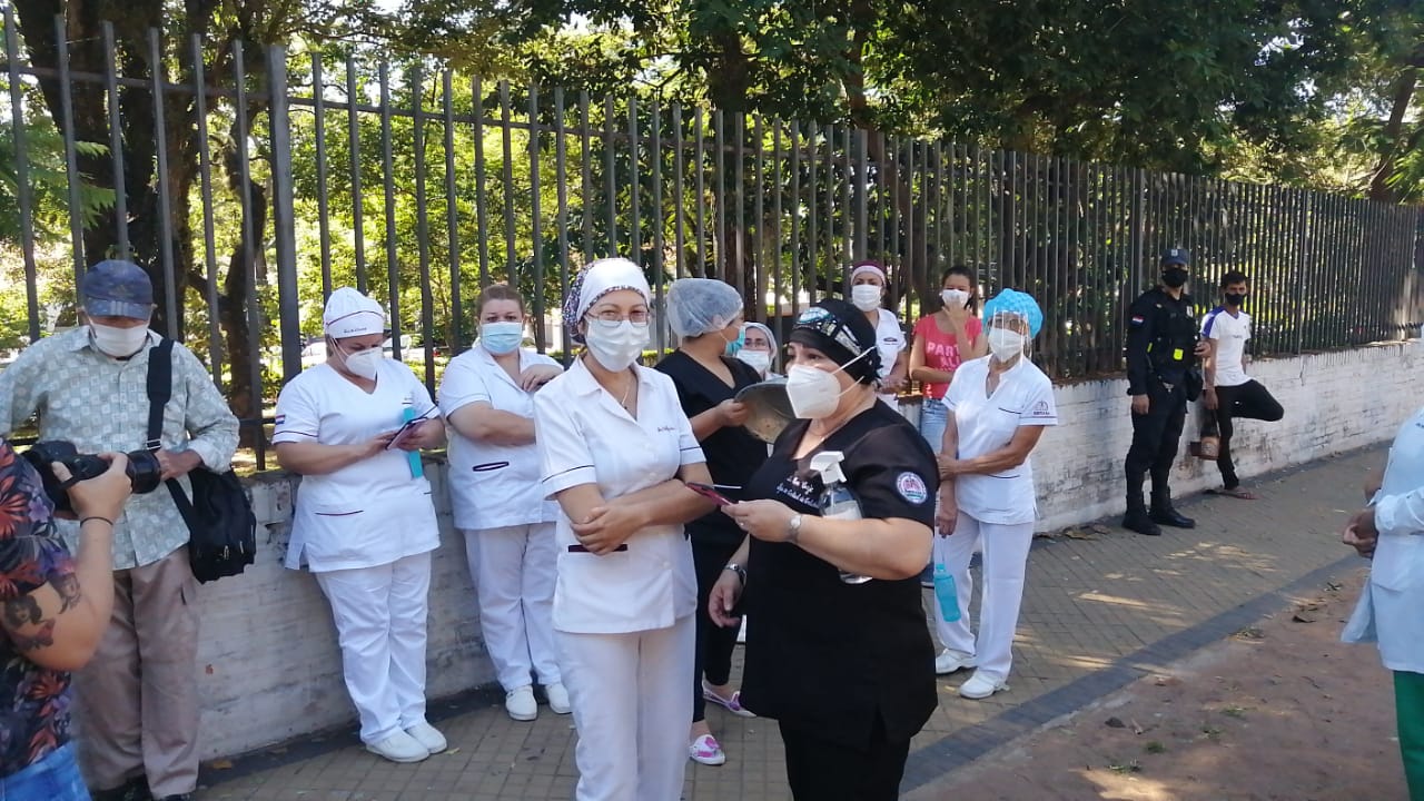 Enfermeras del Ineram se manifiestan frente al instituto para exigir al gobierno el reabastecimiento de insumos y medicamentos. Foto: Wilma Gaona, cronista de Unicanal.