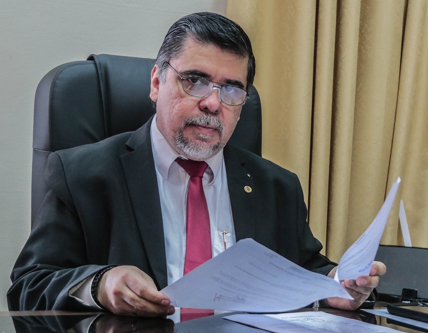 Ejecutivo designa a Julio Borba como ministro interino de Salud.