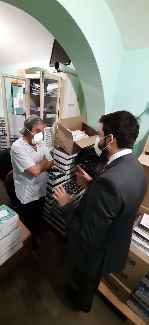 Fiscales se constituyen en el INERAM, en el marco de la denuncia de venta de medicamentos de uso exclusivo del IPS. Foto: Fiscalía.