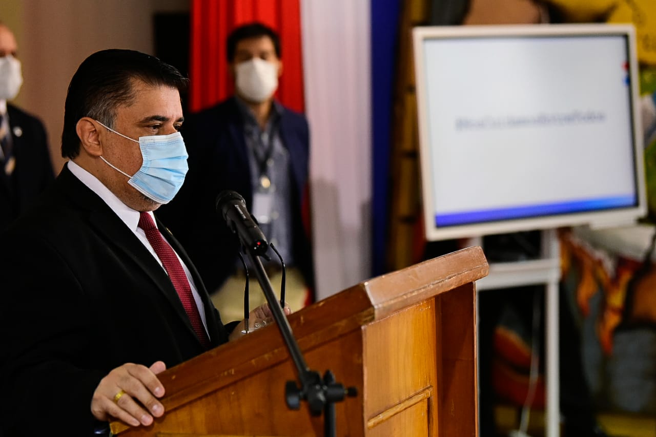 Ministro de Salud, Julio Borba, en conferencia de prensa. Foto: gentileza.