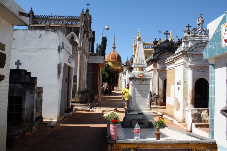 Preparan fosas colectivas en cementerios de Asunción