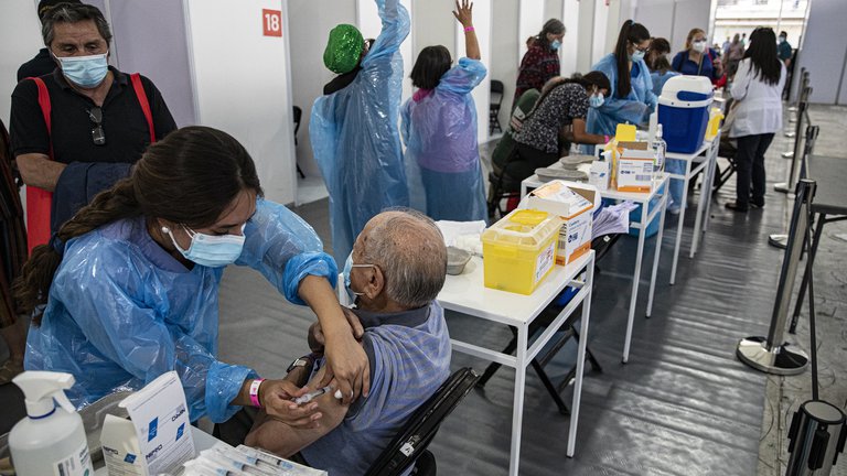 Culminó la primera etapa de vacunación en Chile. Foto: AFP.