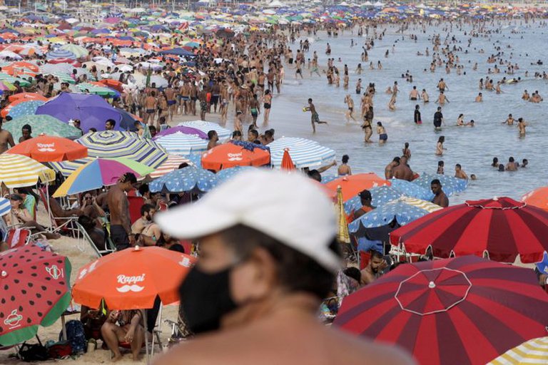 Río de Janeiro cierra las playas