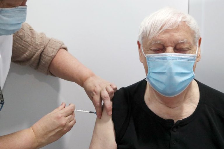 Ensayos clínicos realizados en USA declaran un 79% de eficacia en la vacuna AstraZeneca. Foto: Reuters.