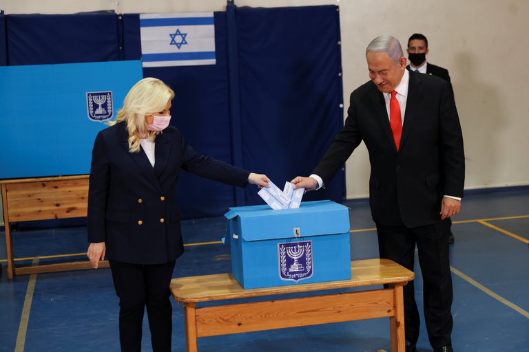 Votación del primer ministro israelí y su esposa. Foto: Reuters.
