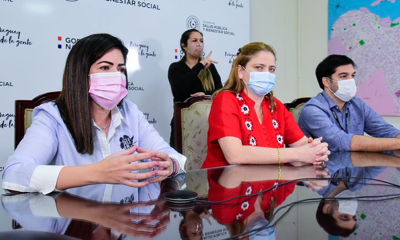 Dra. Adriana Amarilla, Dra. Leticia Pintos, Dr. Guillermo Sequera, autoridades de Salud. Foto: Ministerio de Salud.