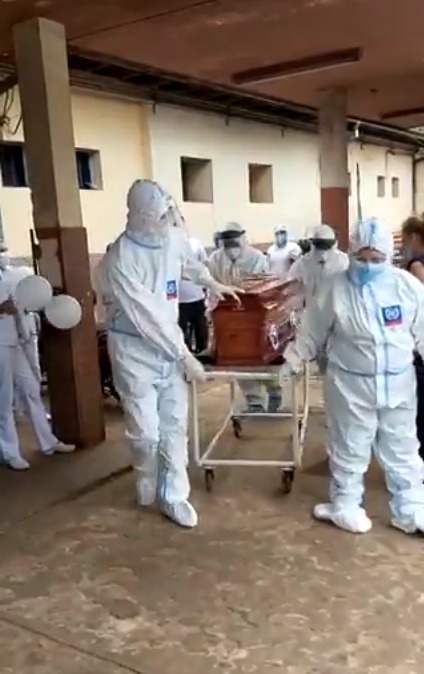Emotiva despedida a enfermera que murió por covid-19 en Guairá