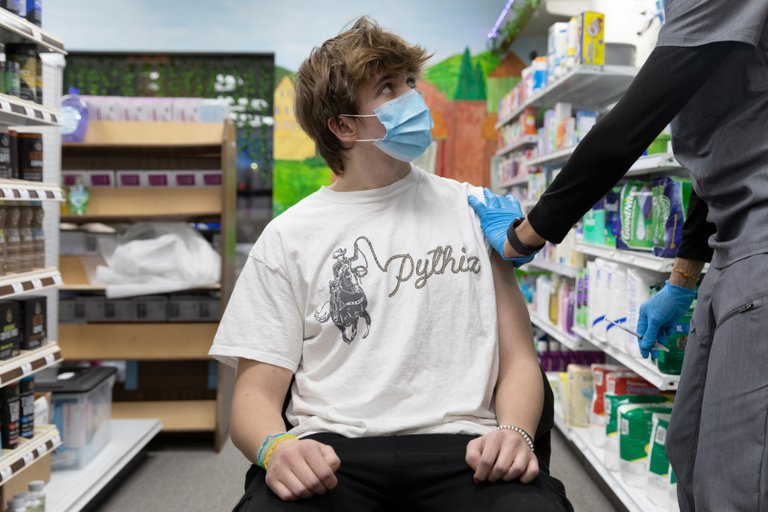 Pfizer anuncia un 100% de eficacia en vacunas para adolescentes de 12 y 15 años. Foto: Reuters.