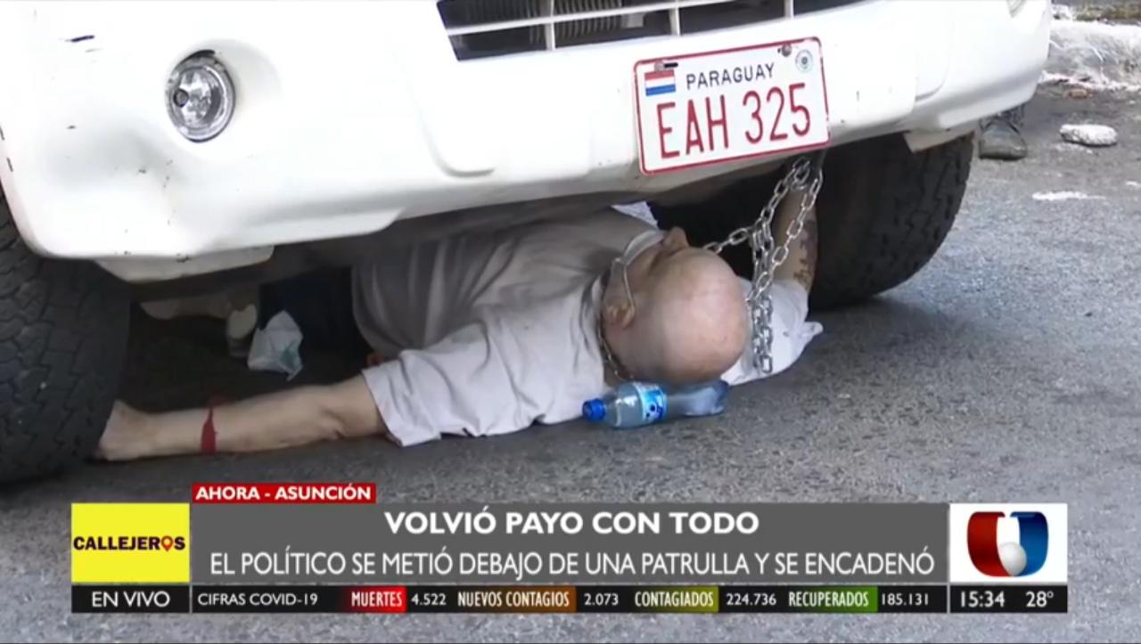 El exsenador se metió debajo de un vehículo del Estado y se encadenó como forma de protesta