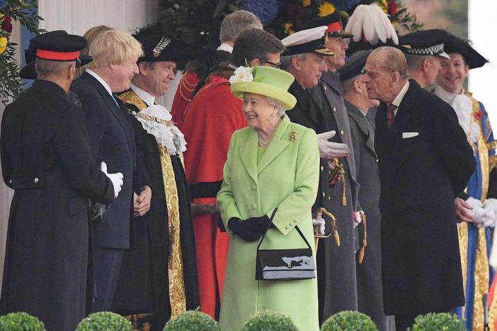 Boris Johnson, Primer Ministro dando honores a la pareja real. Foto: Reuters.