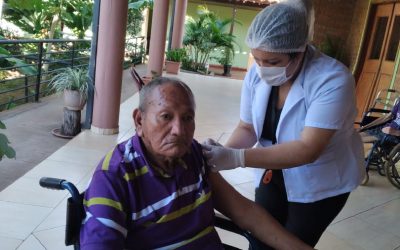 Avanza vacunación de adultos mayores en albergues