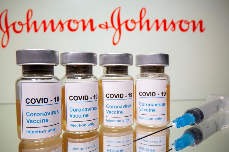 FDA aconsejó suspender de forma temporal vacunación con Johnson & Johnson. Foto: Reuters.