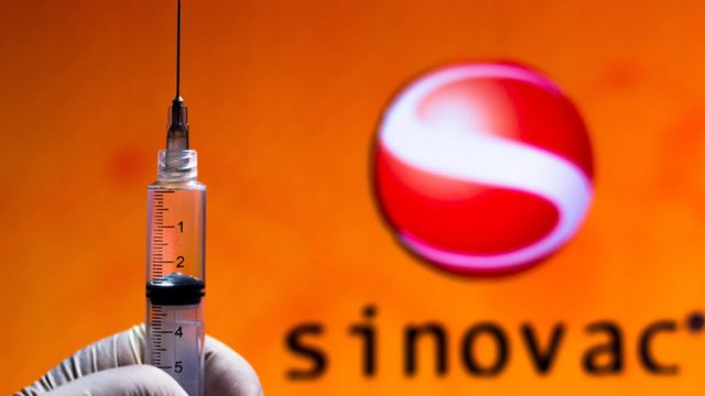 Sinovac dona 50 mil dosis de su vacuna a la Conmebol. Foto: BBC News.