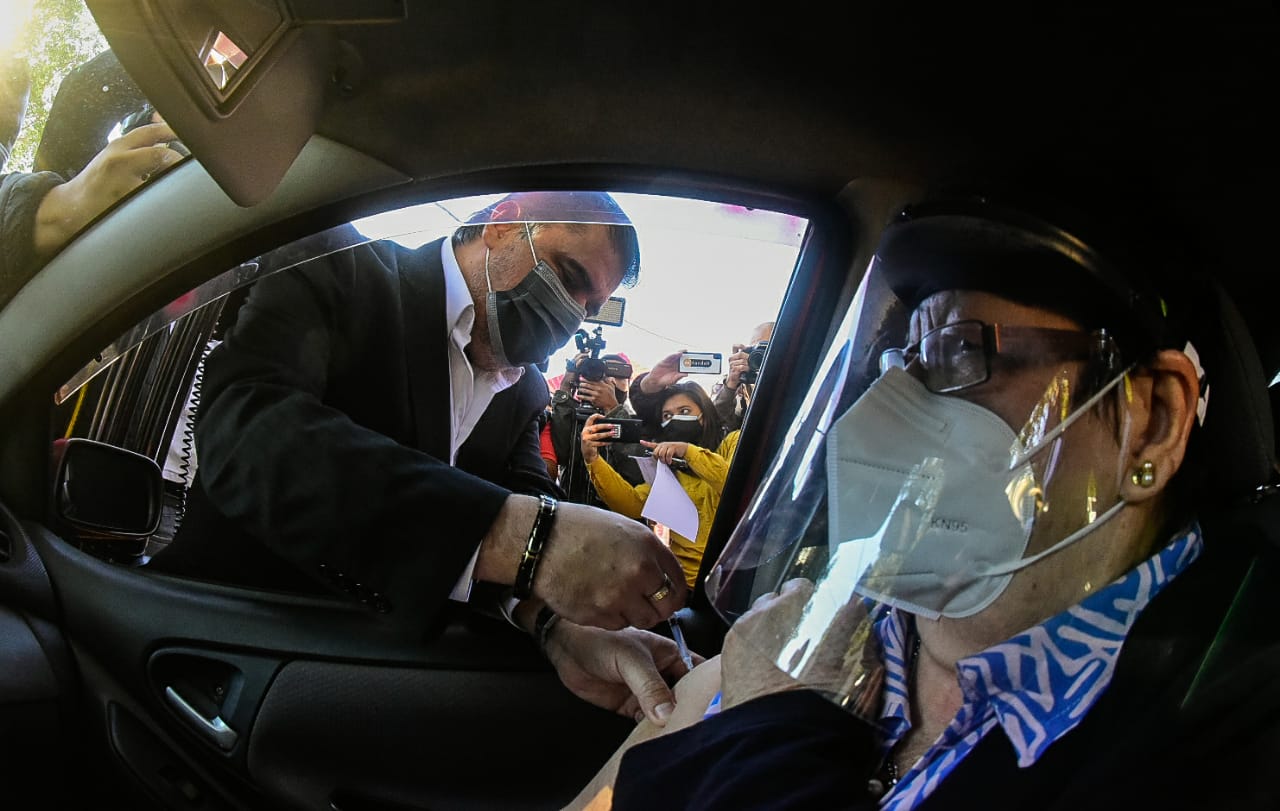 Julio Borba, Ministro de Salud, vacunando a adultos mayores. Foto: Ministerio de Salud.