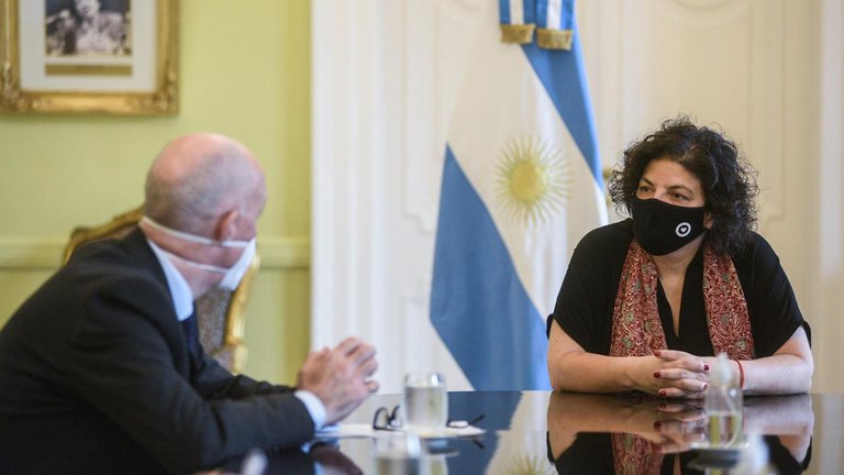 Carla Vizzotti, ministra de Salud argentina y Mark Kent, embajador del Reino Unido