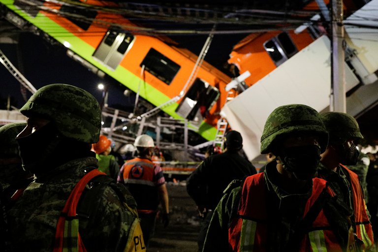Parte del tramo de un metro cae sobre una avenida transitada deja muertos y heridos en México. Foto: Reuters.