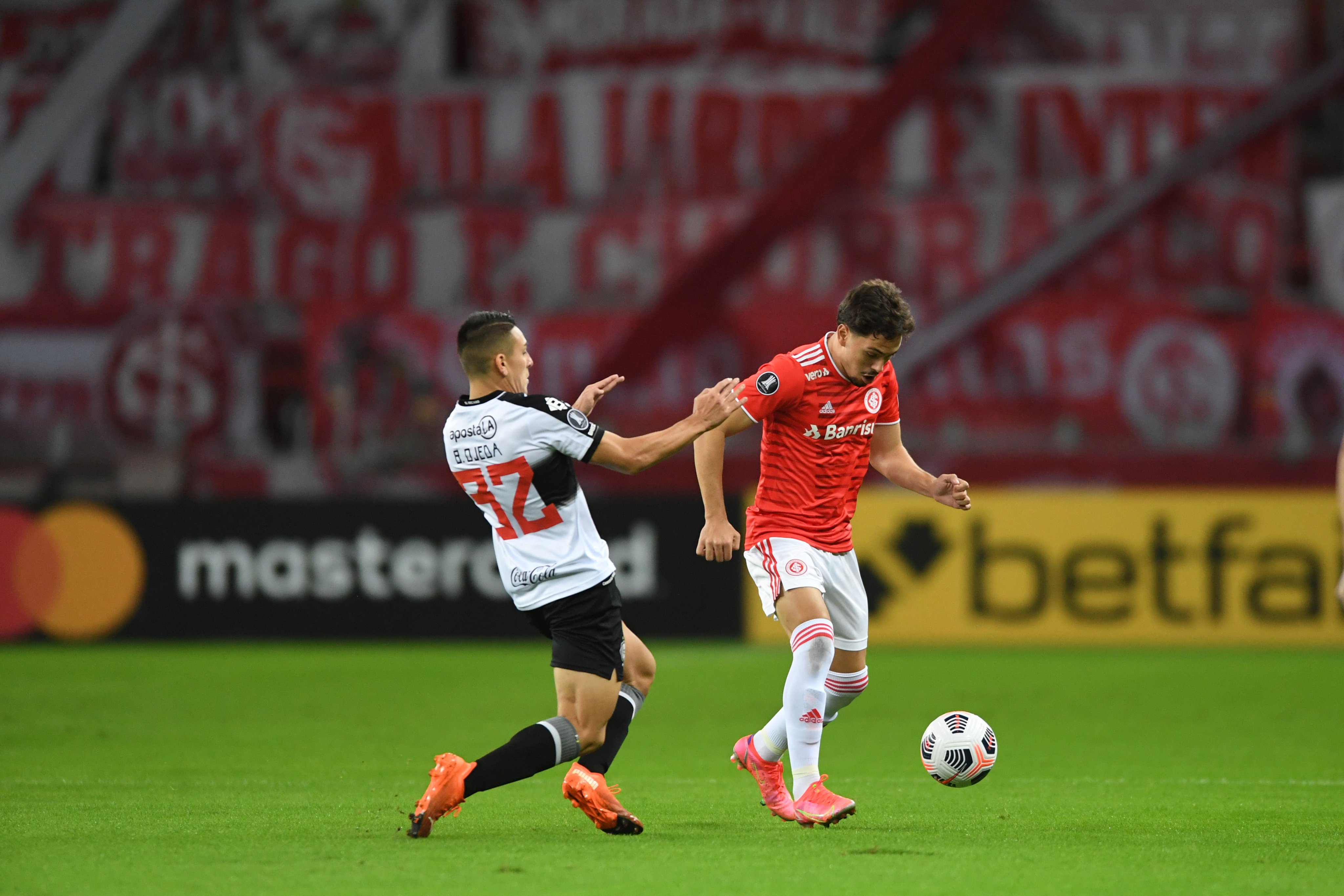 Partido entre Olimpia e Internacional. Foto: @SCInternacional