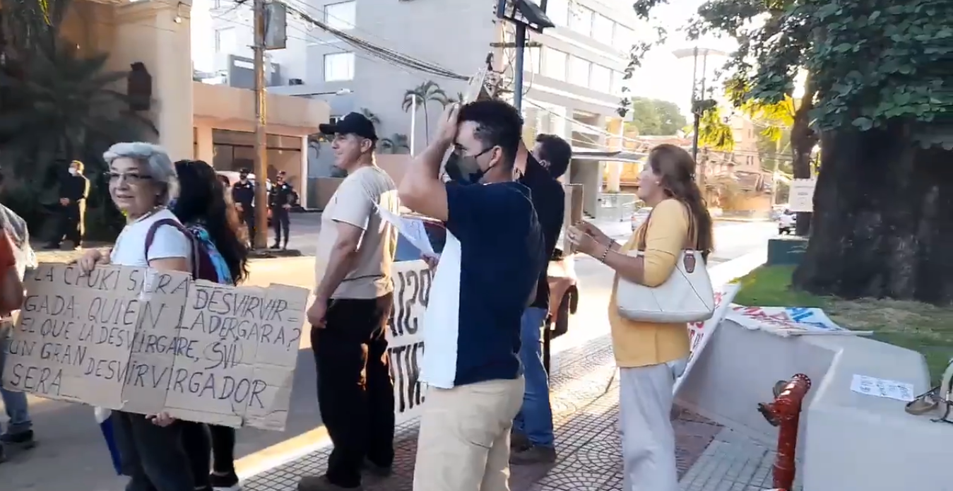 Ciudadanos autoconvocados escrachan a Lilian Samaniego en su boda. Foto: captura de pantalla.