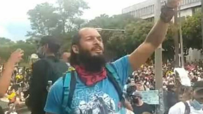 Lucas Villa, colombiano de 37 años, en plena manifestación. Foto: captura de pantalla.