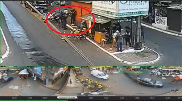 Momento en el que los asaltantes despojan a policías de sus armas. Foto: captura de pantalla del circuito cerrado.