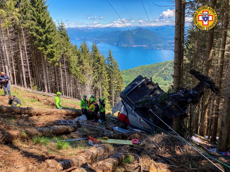 Tragedia en Italia al caer un teleférico