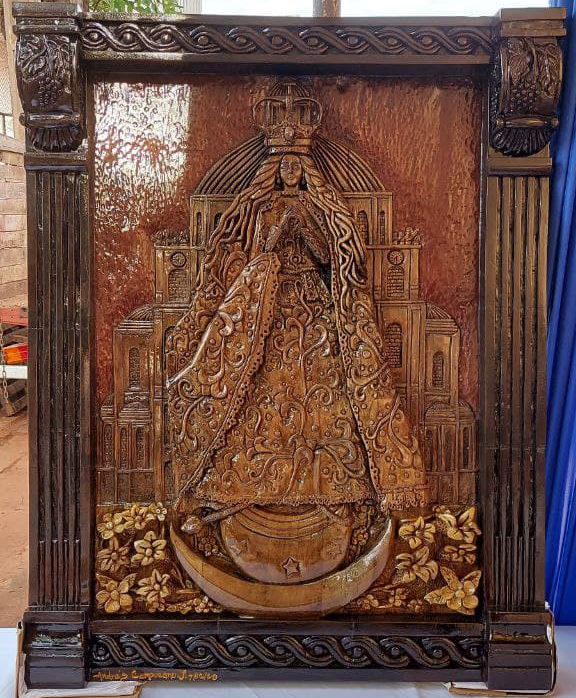 La imagen de gran porte de Tupãsy Caacupé tiene 100 X 0,85 centímetros en madera de petereby