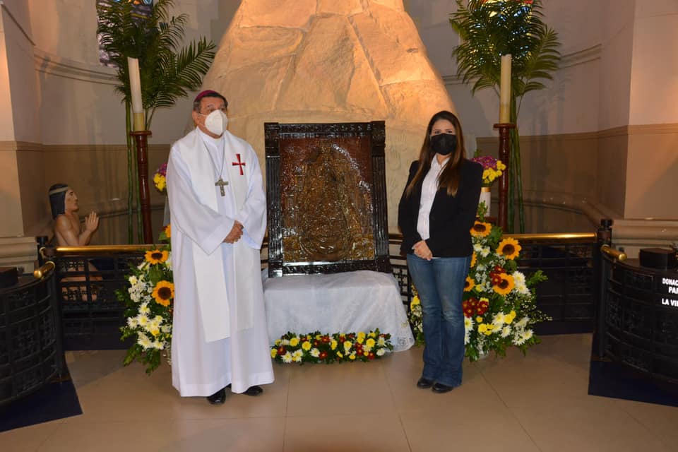 Donan a Basílica la Virgen de Caacupé tallada por reo