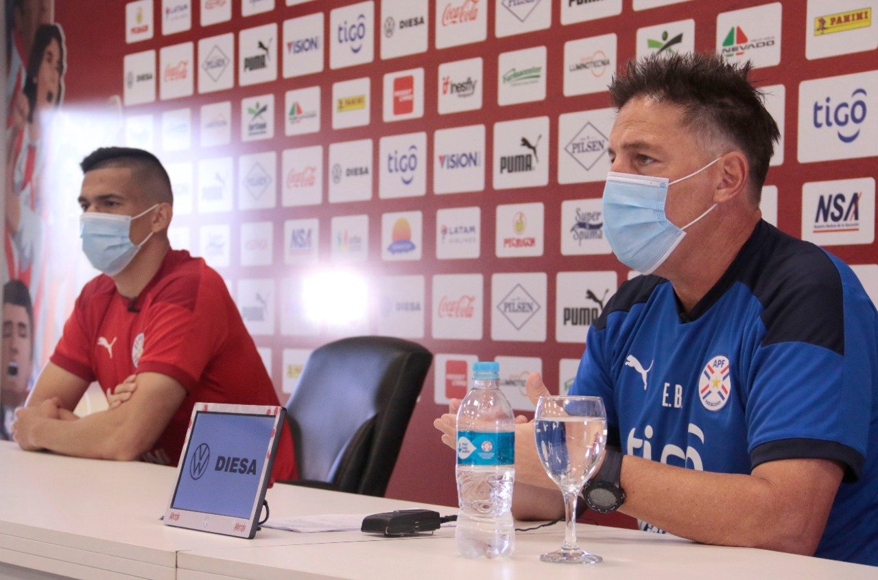 Fabián Balbuena y Eduardo Berizzo en conferencia de prensa. Foto: APF.