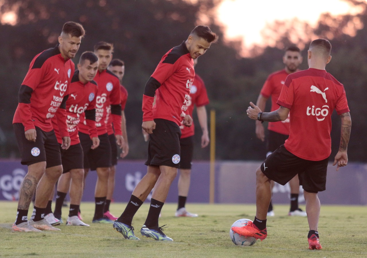 Entrenamiento de la Selección Paraguaya en la previa del encuentro contra Uruguay. Foto: APF.