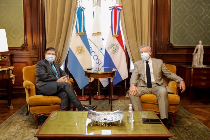 Euclides acevedo, Canciller nacional, junto con Felipe Solá, Canciller argentino. Foto: MRE.