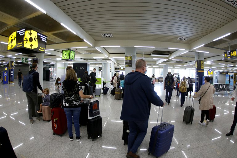 Extranjeros vacunados contra el coronavirus, podrán viajar a España. Foto: Reuters.