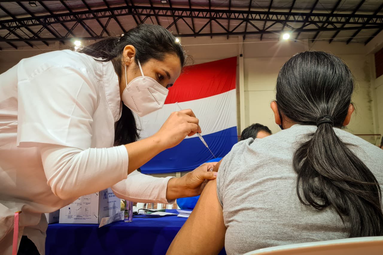 Salud insta a las personas a registrarse antes de acudir a vacunatorios