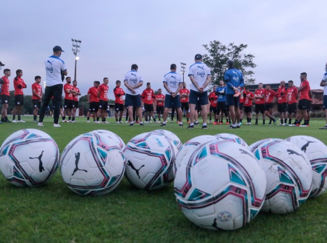 Último entrenamiento de la Albirroja en el CARDE, de cara al encuentro ante Brasil. Foto: APF.