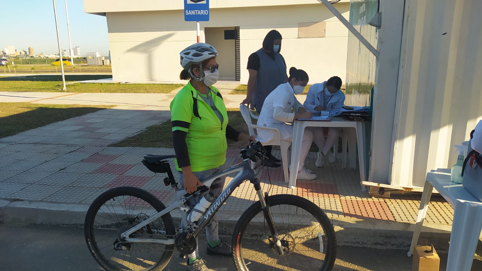 Edelma Medina Vda. de Centurión acudió hasta el puesto de vacunación en su bicicleta. Foto: gentileza.