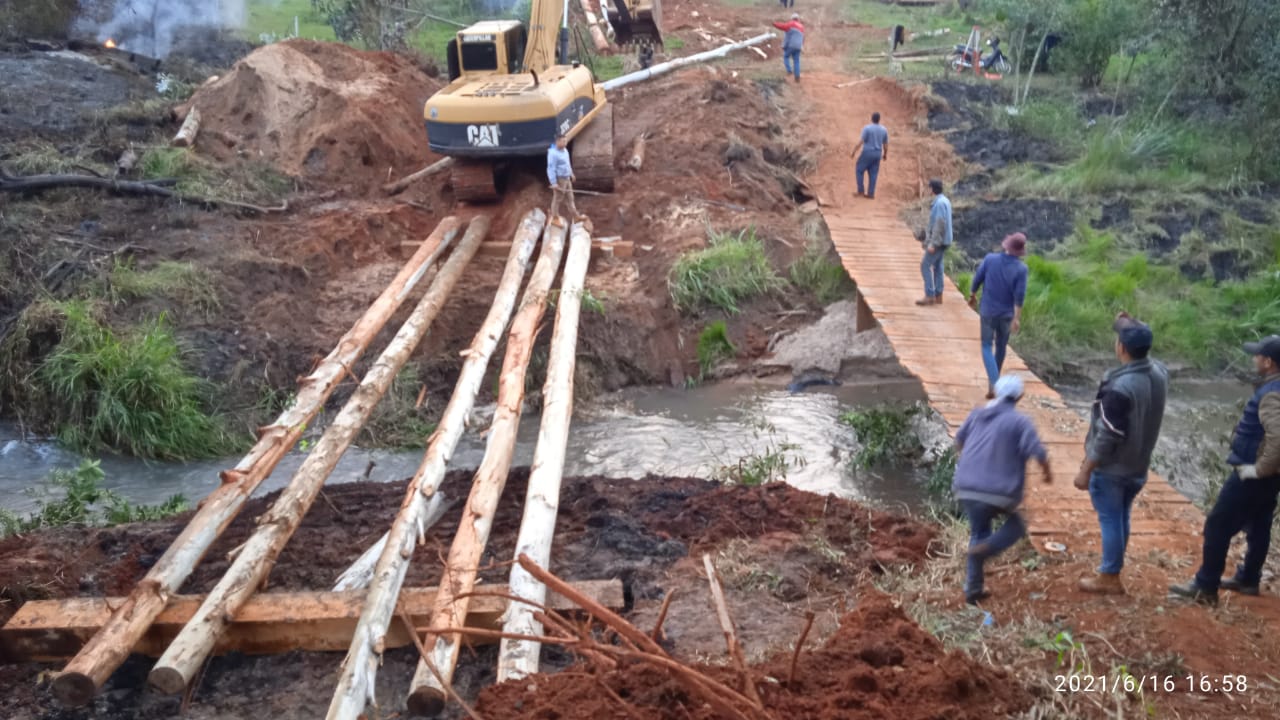 Ante la inacción del MOPC vecinos construyen puente de madera en Tacuatí. Foto: gentileza.