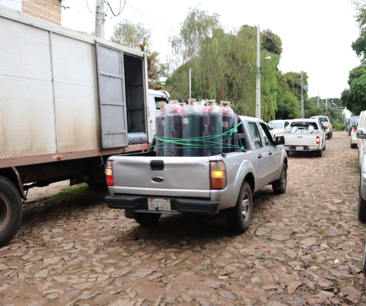 Salud recibe 500 balones de oxígeno donados por la EBY. Foto: gentileza.