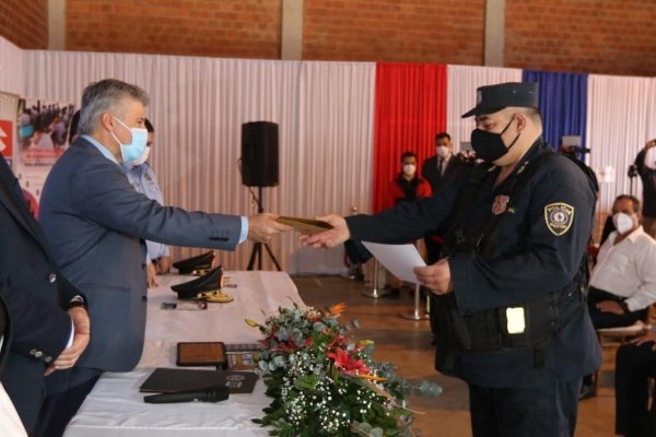 Policías son reconocidos por devolver importante suma de dinero