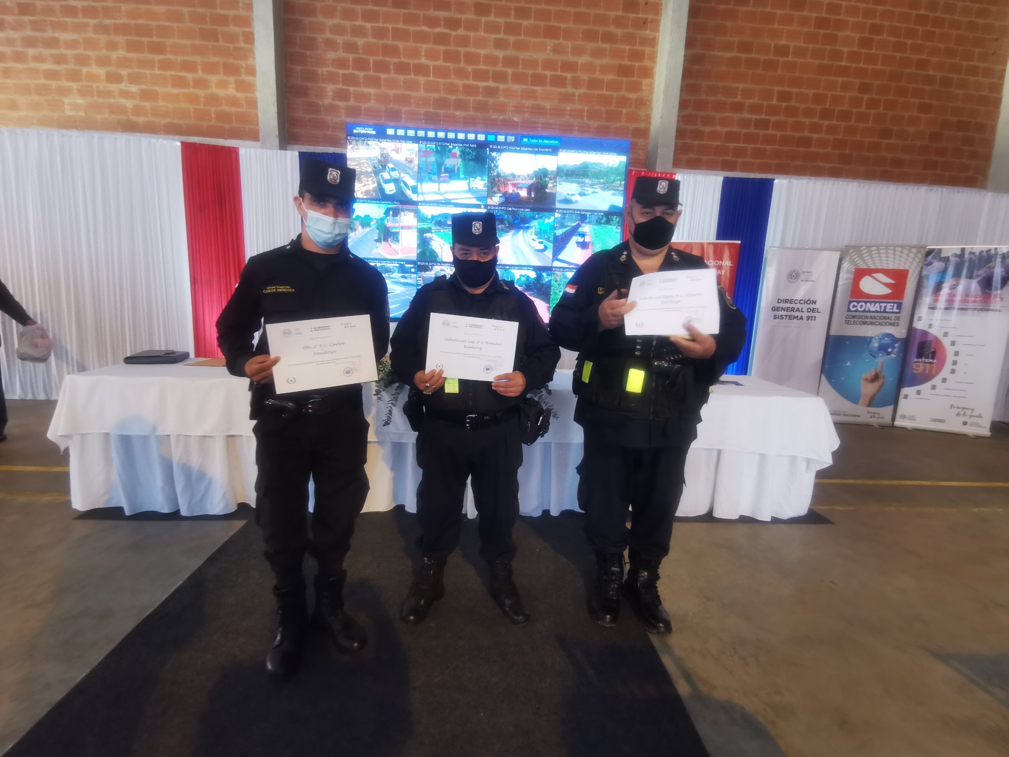 Por actuar con honestidad, policías reciben certificados de reconocimiento