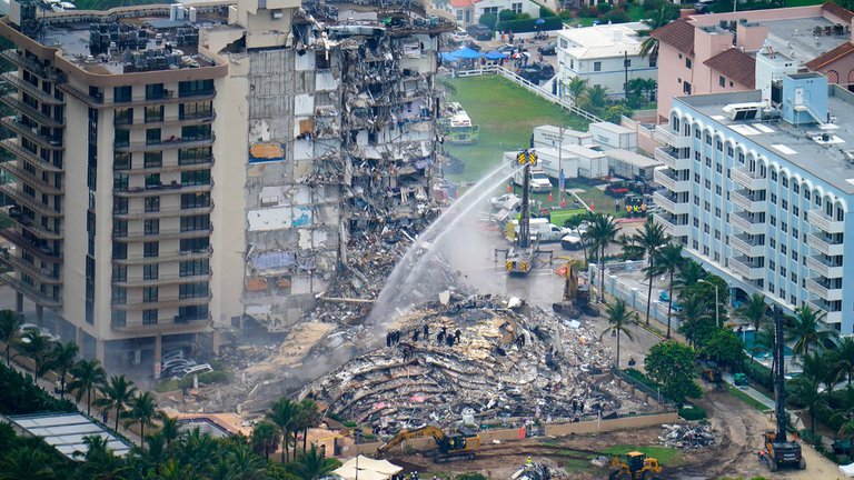 Un informe del 2018 advertía sobre daños estructurales en edificio derrumbado en Miami. Foto: AP.