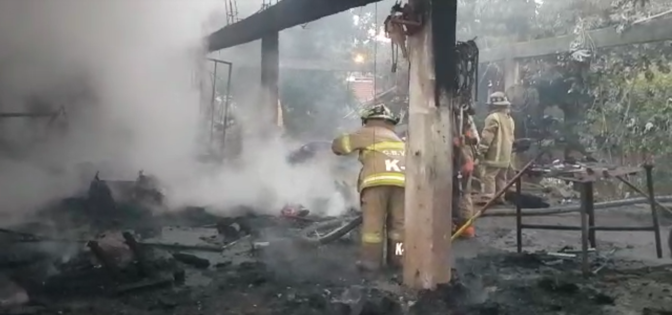 Carpintería se consume en llamas en Luque. Foto: captura de pantalla.