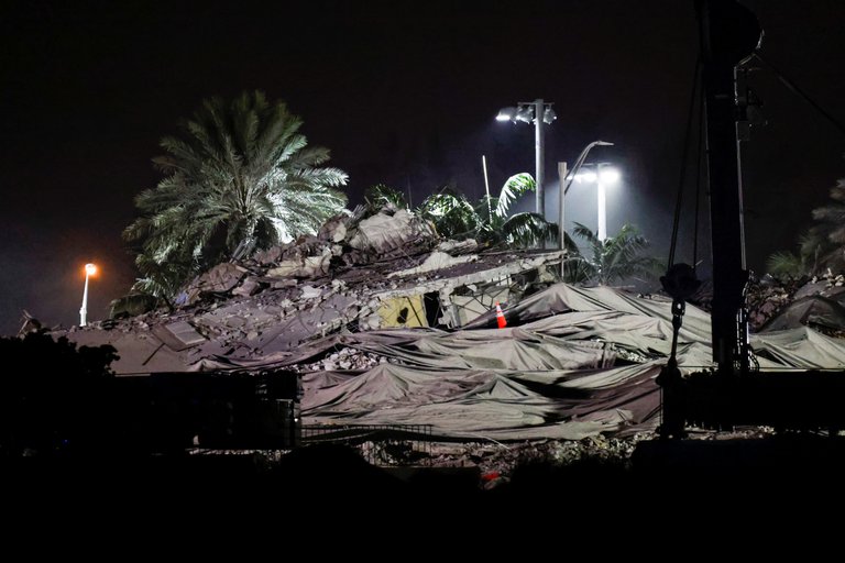 La torre se convirtió en escombros. Foto: Reuters.