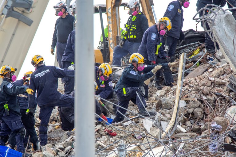 Registran 86 fallecidos bajo los escombros del Champlain Towers. Foto: gentileza.