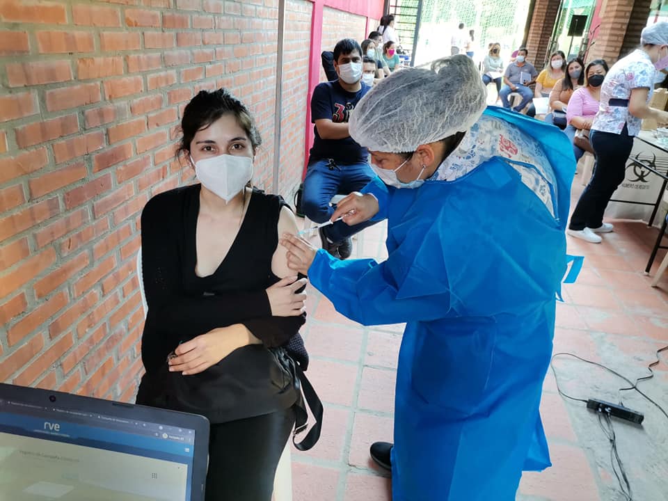 Personas con 35 años y más sin enfermedad de base será inmunizadas desde hoy. Foto: MSP.