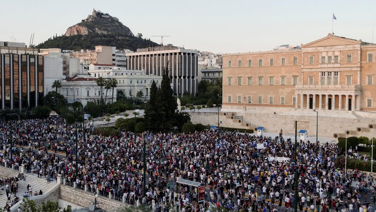 Fuertes protestas en Francia y Grecia contra vacunación obligatoria
